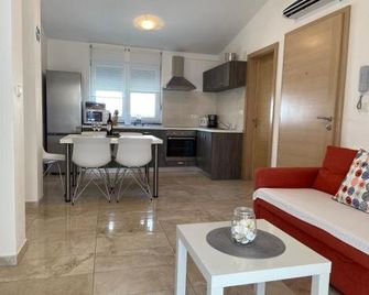 Apartmani Villa Adriatic - Vir - Keuken