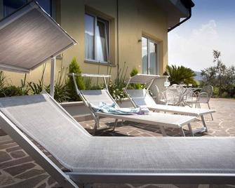 Holiday apartment in a sunny and quiet location surrounded by vineyards - Dro - Patio