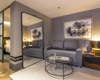 The Wild Oscar - Mexico City - Living room