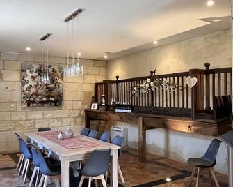 Large property in a wine-producing village, garden, pool, Anjou Loire Valley - Bellevigne-en-Layon - Comedor