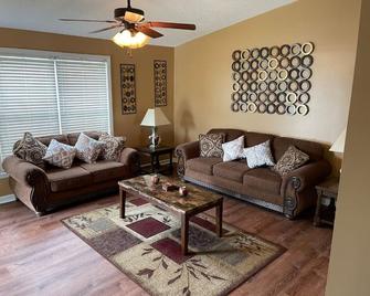 Beautiful Private 3 Bedroom Home - Albany - Living room