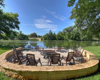 #4 of 4 Treetop River Cabin: 6 guests +Kayaks+ Fishing+ Fire pits: Honey's Nest - Kerrville - Patio