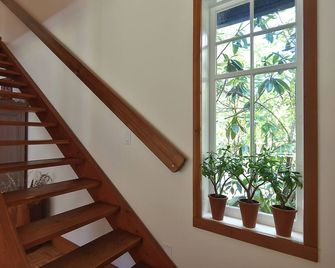 Indigo Cottage at Ruby Lake on the Sunshine Coast - Madeira Park - Escaleras