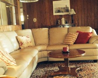 New England Lake Cottage On Long Pond on over 20 Wooded Acres - Lakeville - Living room
