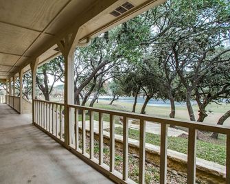 Beautiful house on 10 acre private lake stocked with bass, 4.5 miles from Boerne - Boerne - Balkon