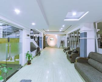 Hotel Athome & Serviced Apartments by Deccan Serai Hotels - Hyderabad - Lobby