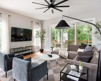 Aquarius Rising - Atlanta - Living room