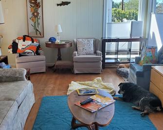 Cozy Astoria Cottage, Million Dollar View, Affordably Priced! - Astoria - Living room