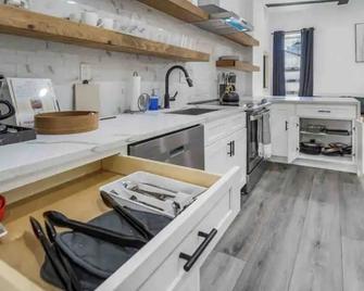 3 beds,Yard,Free Parking&Wine.Close to Everything! - Baltimore - Kitchen