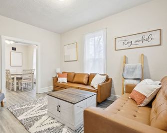 Escape to Beautiful Marinette - Marinette - Wohnzimmer