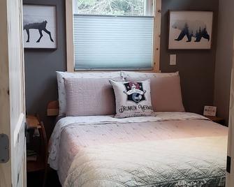 Entire Tiny Home close to cruise ship terminal Alaska Railroad and downtown Seward - Seward - Bedroom