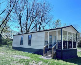 Desired Location 1 bed/1bath tiny home with country views just outside Sedalia - Sedalia - Gebäude