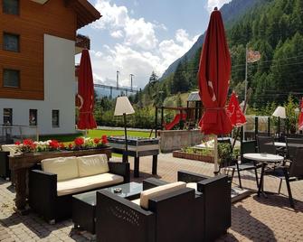 Typically Swiss Hotel Tascherhof - Taesch - Patio