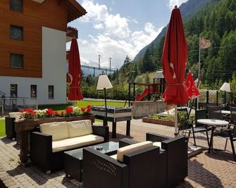Typically Swiss Hotel Täscherhof - Taesch - Patio
