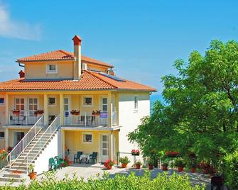 Apartments Kolmanic, sea view, free privat parking - Ika - Будівля