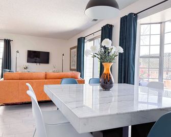 Centrally Located 3 Bedroom Home With Serene Hilly View. No Rear Neighbours! - Antioch - Dining room