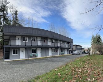 South Shore Motel - Lake Cowichan - Building