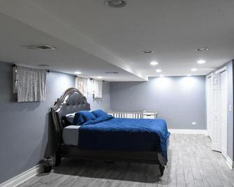 Home Away From Home - Skokie - Bedroom