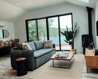 Nalu Retreat Lakeside Villa - Porters Lake - Living room