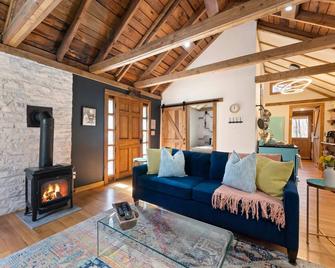 Perfect Couples Cabin Fireplace Firepit & Wine Nearby - Hawley - Living room