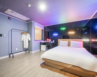 Sokcho Laon Hotel - Sokcho - Bedroom