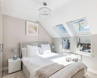 Weybridge - 2 Bed - parking - Weybridge - Bedroom