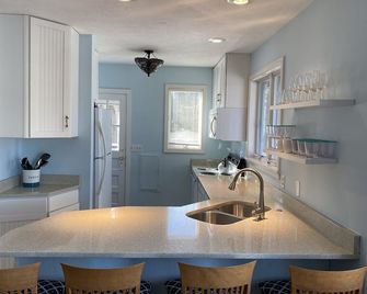 Private Beach Steps to the Lake. - Union Pier - Kitchen