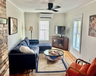 Cozy 1+ Bedroom Haven with Charm and is a block from downtown! - Manistee - Salon