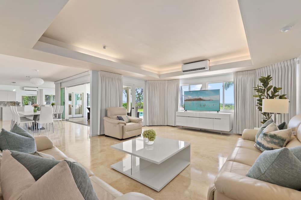Paradise Beach Estate: 6BR Oceanfront Villa w/ Pool, Spa & Views - Honolulu - Living room