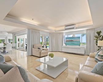 Paradise Beach Estate: 6BR Oceanfront Villa w/ Pool, Spa & Views - Honolulu - Wohnzimmer