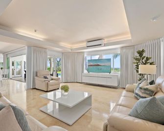 Paradise Beach Estate: 6BR Oceanfront Villa w/ Pool, Spa & Views - Honolulu - Living room
