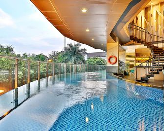 ذه وان أو وان دارماوانغسا سيدايو جاكارتا - جاكرتا - حوض السباحة