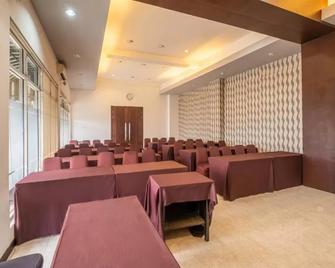 Capital O 2239 Hotel Endah Parahyangan - Bandung