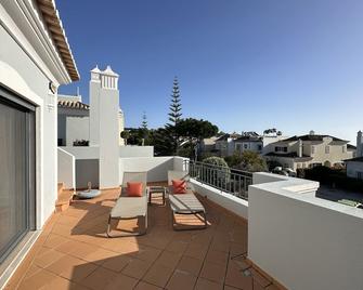 Villa Flores, Vale do Lobo - modern 4 bed, 4 bath, south facing villa with pool - Loulé - Balcon