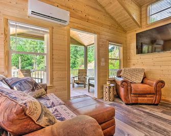 Quaint Mtn Cabin Tiny Living Near Big Adventure - Brevard - Living room