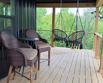 Unplug & Unwind: Private 4BR Farmhouse with Wraparound Porch & Scenic Views - Carrollton - Balkon
