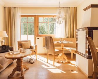 Alpenpalace Luxury Hideaway & Spa Retreat - Lutago - Living room
