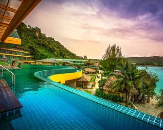 Phi Phi Cliff Beach Resort - קופיפי - בריכה