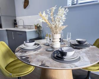 Elliot Oliver - Luxurious Two Bedroom Apartment in The Docks - Gloucester - Dining room