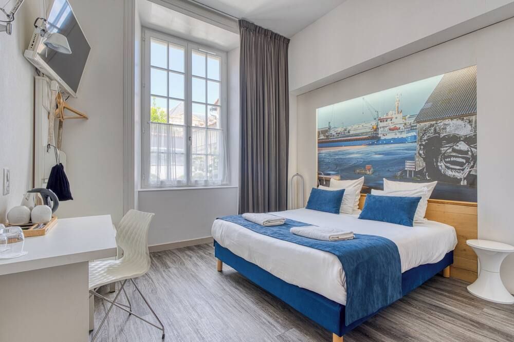 أوتل فرونسوا بريمييه - لاروشيل - غرفة نوم