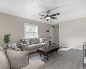 Charming Renovated 2 Bedroom Townhome Less Than 10 Mins From Flw Main Gate - St Robert - Living room