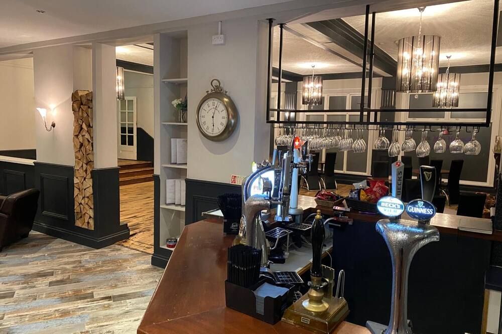 The Lilly Restaurant With Rooms - לאנדודנו - בר