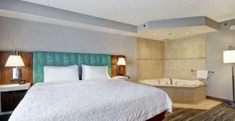 Hampton Inn & Suites by Hilton Guelph - Guelph - Bedroom