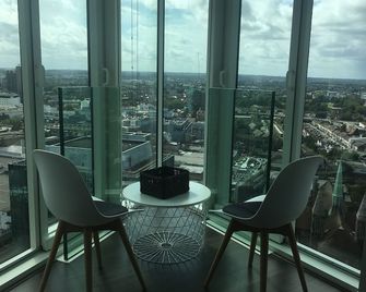 Grand Serviced Apartments - Croydon - Balcony