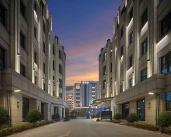 Holiday Inn Express Shanghai Hongqiao Necc By IHG - Shanghai - Building