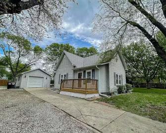 Cozy 2 bedroom cottage, near Stadium. - Lincoln - Building