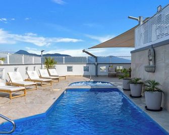 Coastal Chic in Heart of Cairns with Rooftop Pool - Cairns - Piscina