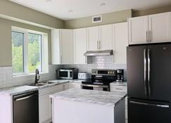 Downtown Whitehorse Deluxe 2 Bedroom Condo - Whitehorse - Kitchen