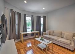 Astonishing 4BR Bright Apt with modern amenities! - Boston - Living room