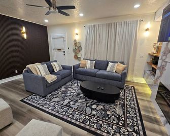 Orlando Downtown 3Bbd Near Arts Center | Sleeps 13 - Orlando - Living room